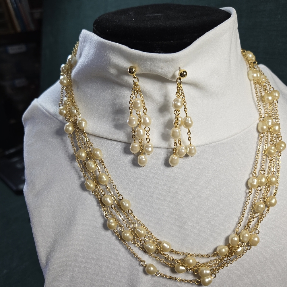 Avon Gold and Pearl Necklace Set - Picture 2 of 2